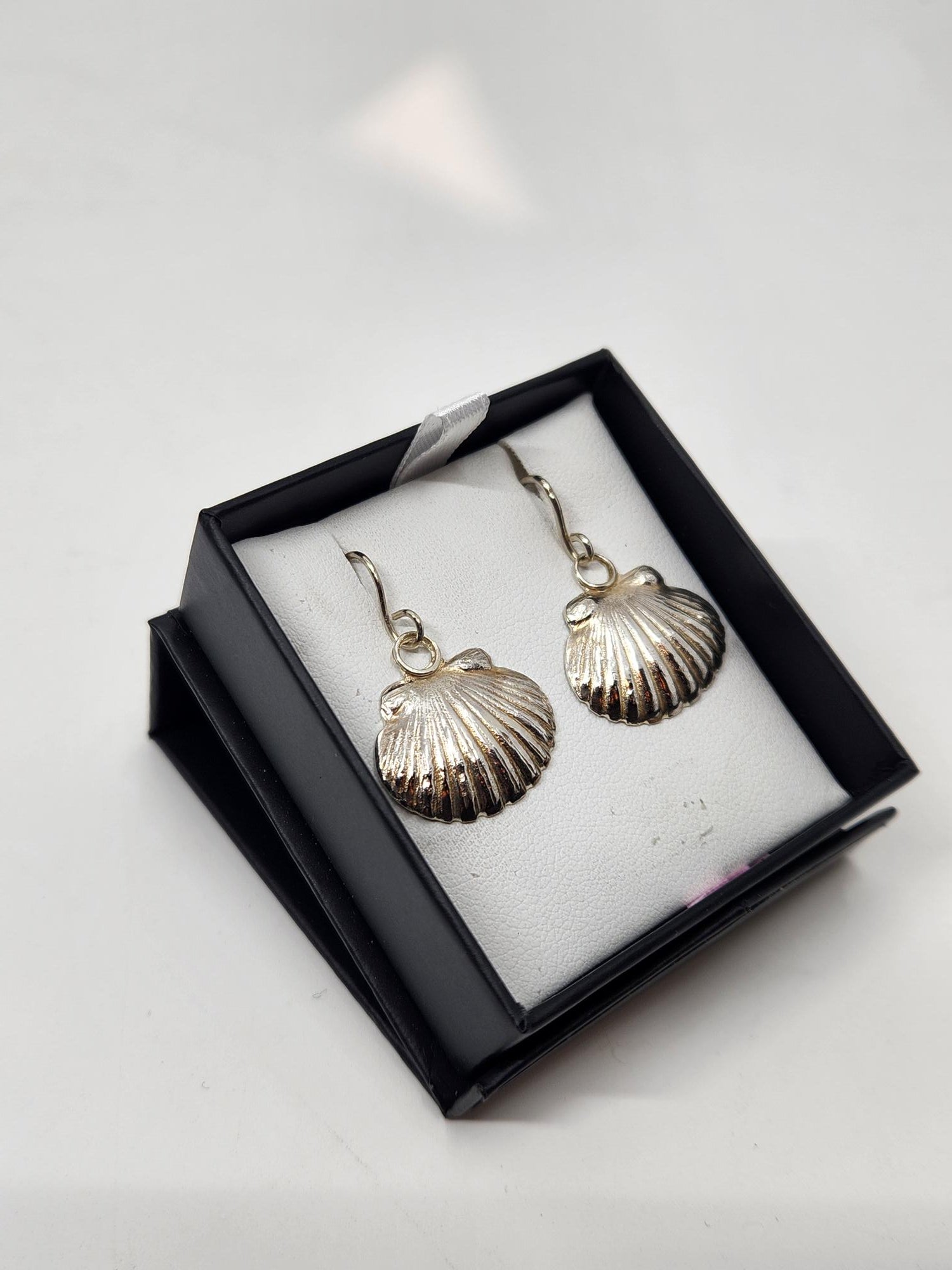 Repouse Shell Silver Earring
